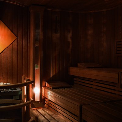 TopFit Fitness- und Gesundheitszentrum - Feucht: Entspannende Sauna mit warmem Holzambiente und modernem Design.
