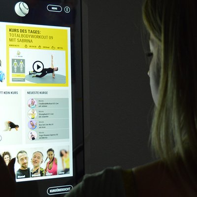 TopFit Fitness- und Gesundheitszentrum - Feucht: Mitglieder trainieren im Cyber Kurs mit motivierendem Videotrainer.