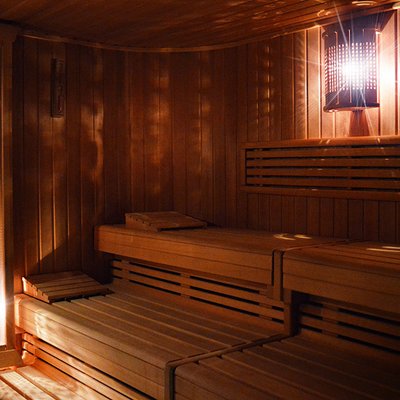 TopFit Fitness- und Gesundheitszentrum - Feucht: Moderne Sauna mit stilvollem Holzdesign und entspannender Atmosphäre.