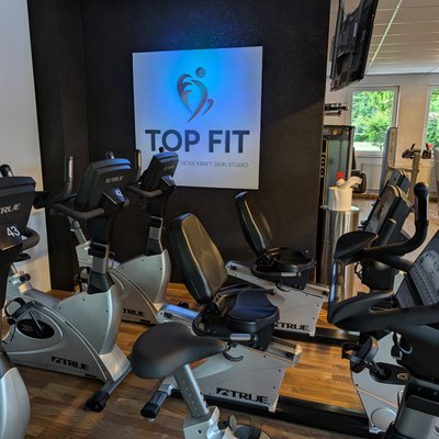 TopFit Fitness- und Gesundheitszentrum - Feucht: Dein persönliches Fitnessstudio. Professionelle Betreuung, individuelles Training, Top-Ausstattung.