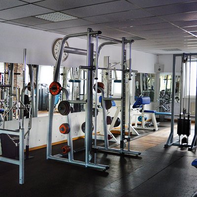 TopFit Fitness- und Gesundheitszentrum - Feucht: Trainieren mit modernster Ausstattung – dein Studio, dein Fortschritt.