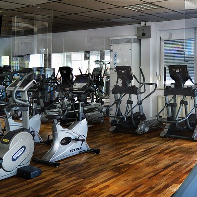 TopFit Fitness- und Gesundheitszentrum - Feucht: Entdecke, wie Fitnesstraining Spaß macht und Dich belebt! Werde fit, lachend & voller Energie. Starte jetzt Deine Erfolgsgeschichte!