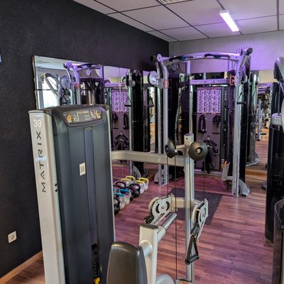 TopFit Fitness- und Gesundheitszentrum - Feucht: Krafttraining für alle! Verbessere Deine Fitness und fühle Dich stark und gesund.