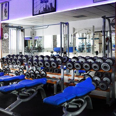 TopFit Fitness- und Gesundheitszentrum - Feucht: Stilvoll eingerichteter Fitnessbereich mit modernen Geräten.